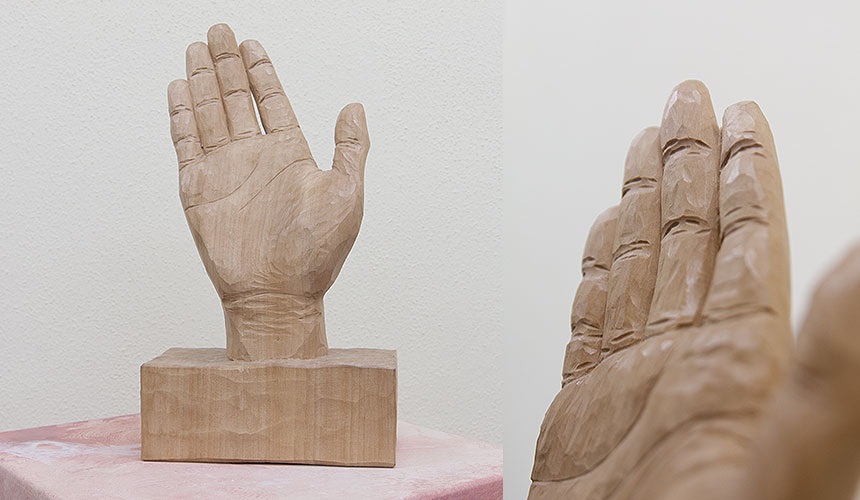 Geschnitzte Hand aus Holz