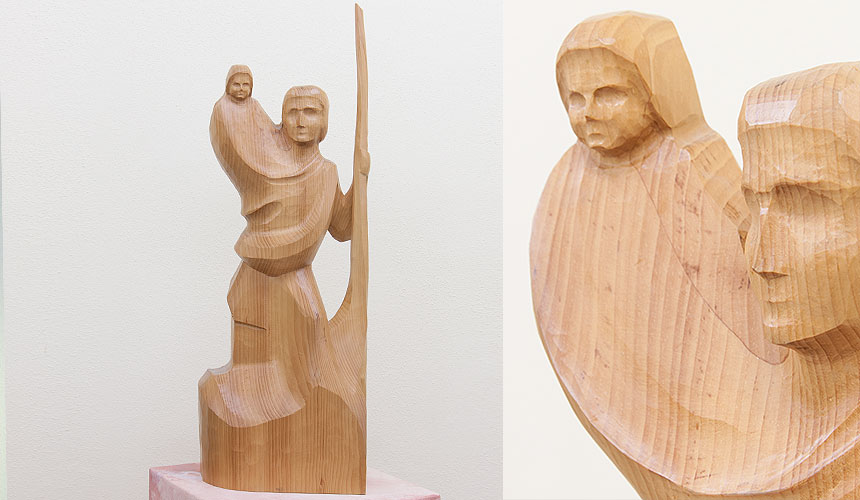 moderne Skulptur aus Holz zeigt Vater und Sohn