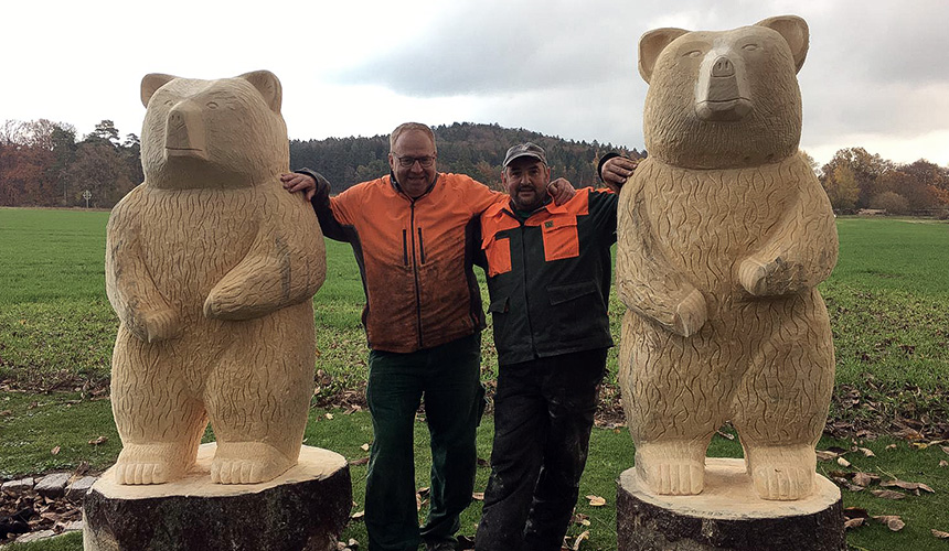 Zwei geschnitzte Bären aus dem Kettensägenkurs
