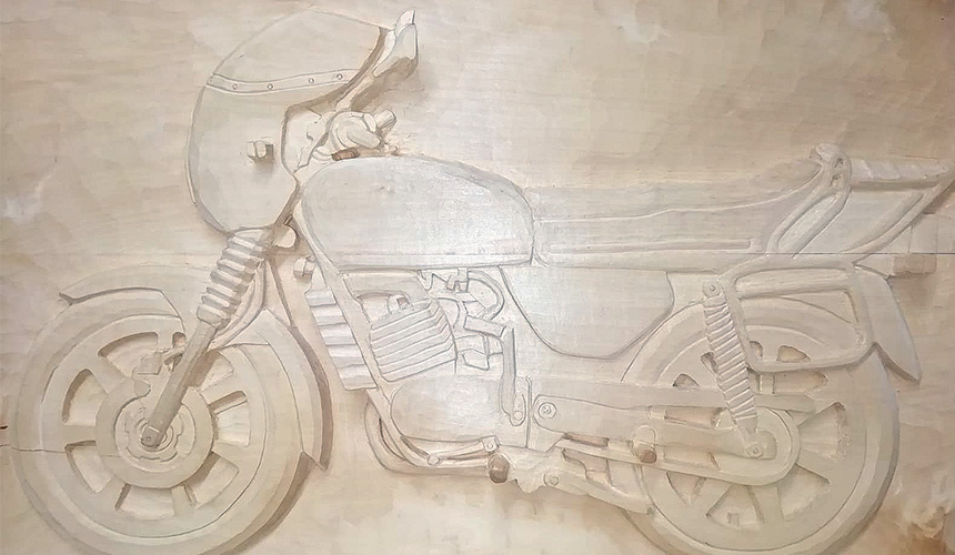 Motorrad aus Holz geschnitzt von einem Schnitzkurs Teilnehmer