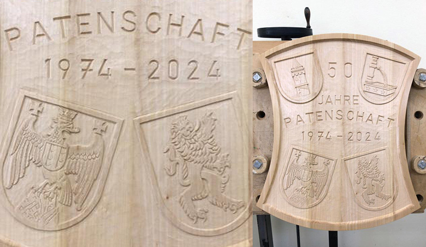 Geschnitzte Auftragsarbeit eines Wappens aus Holz für 50 Jahre Patenschaft