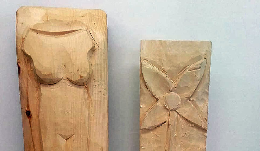 Schnitzkurs von zwei hänge Skulpturen eines Torsos und einer Blume. Geschnitzt von einem blinden Teilnehmer