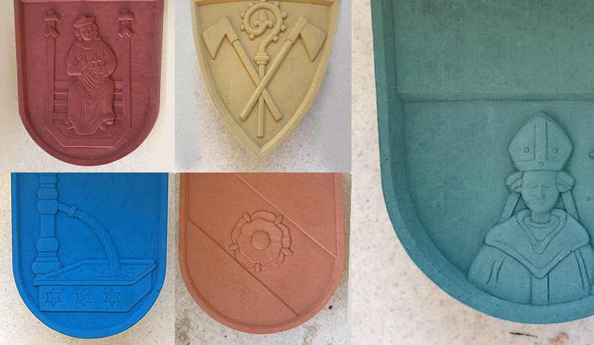 Fünf farbige Wappen aus Stein für ein Denkmal